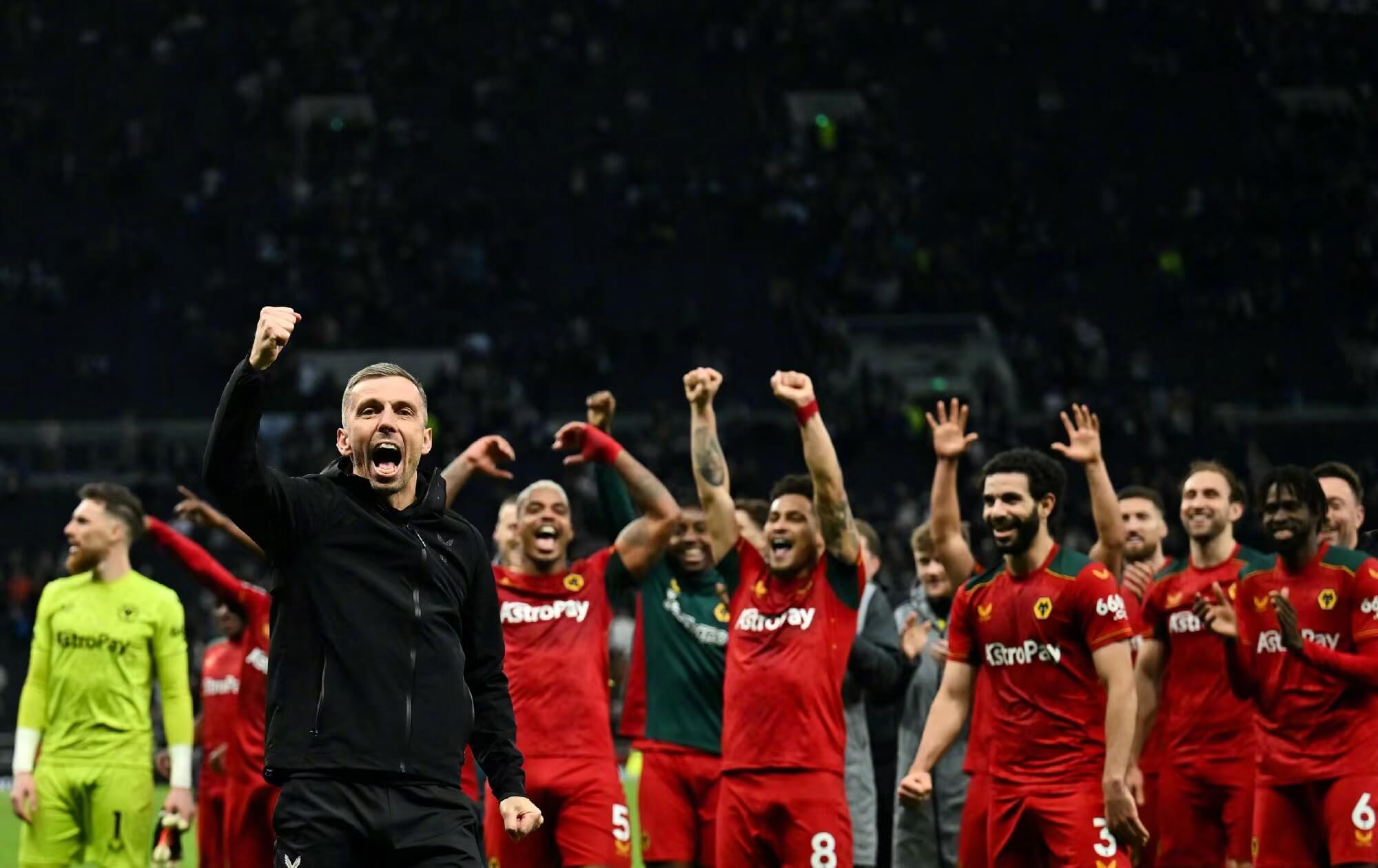 Premier League Wolvesi nose crvene dresove kako bi pokazali svoj vučji duh Premier League Wolvesi nose crvene dresove kako bi pokazali svoj vučji duh